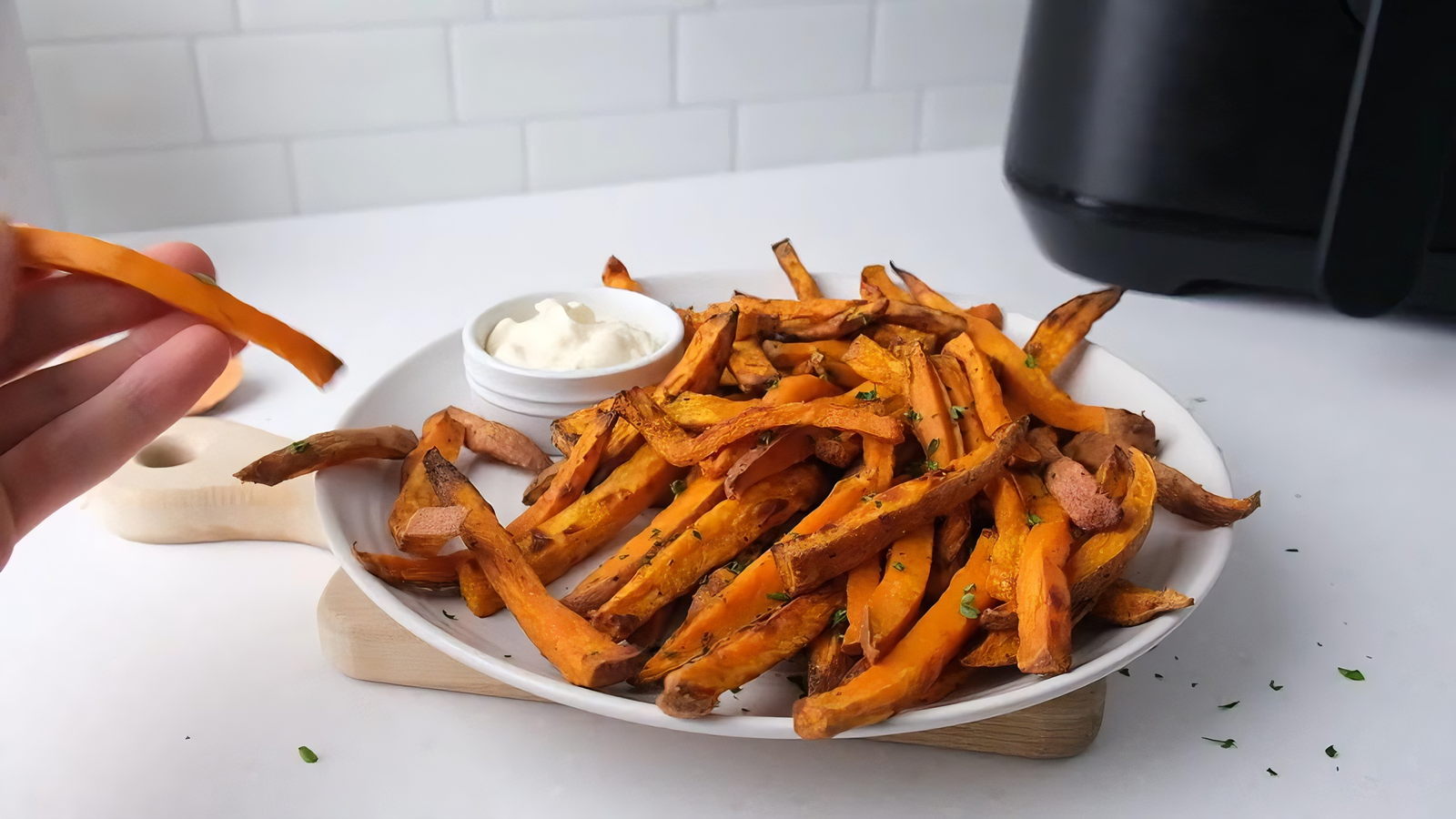 If you recently acquired an air fryer and are looking for recipes to try, Air Fryer Sweet Potato Fries are an excellent starting point. Other good options for beginners include Air Fryer Potatoes or Air Fryer Chicken. These potatoes are versatile and tasty, pairing well with main dishes for breakfast, lunch, or dinner. The final result is crispy chips.